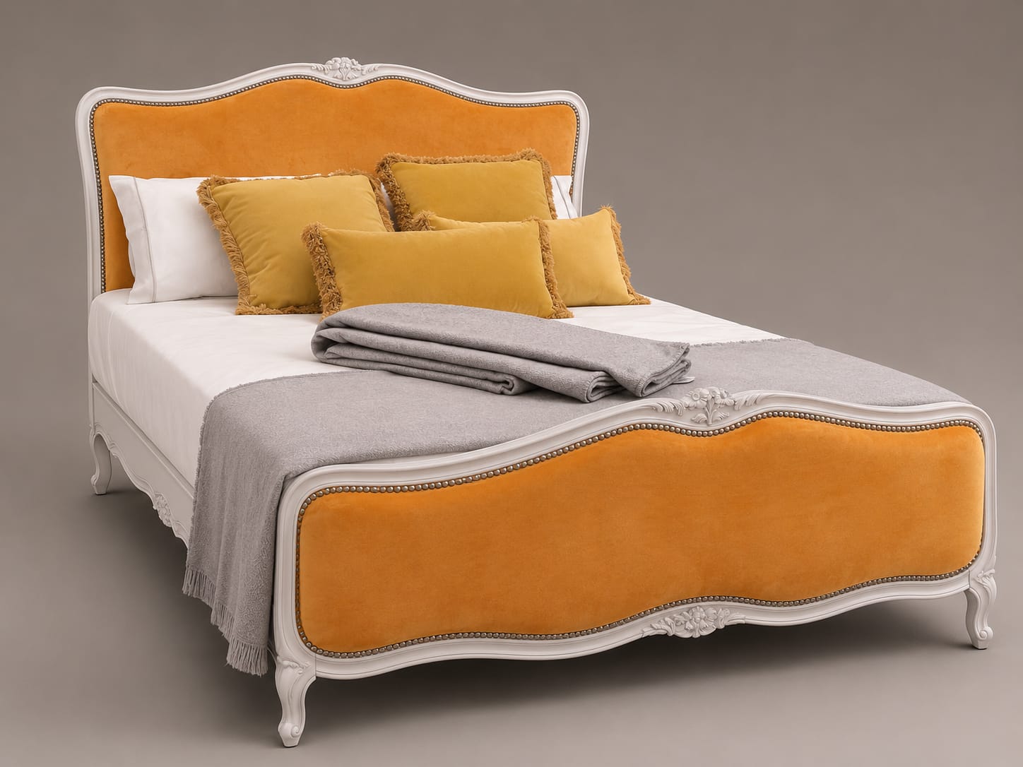 Cama de estilo Luís XV lacada a branco, com cabeceira e pés estofados em veludo laranja e almofadas de veludo